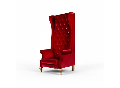 La silla Voltaire es un impresionante ejemplo del estilo clásico inglés en un rico tono rojo.