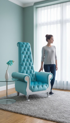 Un sillón refinado con respaldo alto y un diseño que recuerda a un sillón Voltaire.