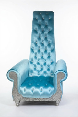 Un sillón refinado con respaldo alto y un diseño que recuerda a un sillón Voltaire.