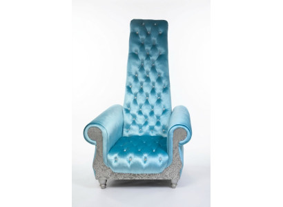 Un sillón refinado con respaldo alto y un diseño que recuerda a un sillón Voltaire.