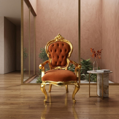 Elegante silla barroca en tono naranja original con brillantes soportes dorados.