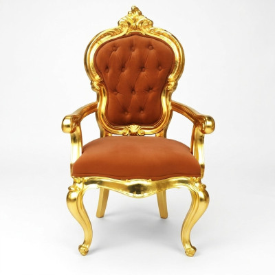 Elegante silla barroca en tono naranja original con brillantes soportes dorados.