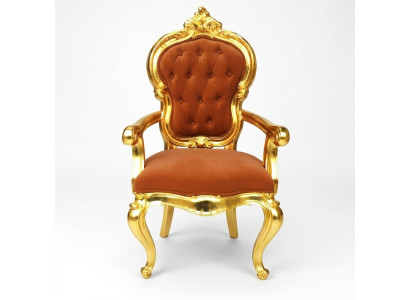 Elegante silla barroca en tono naranja original con brillantes soportes dorados.