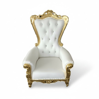 Elegante sillón blanco con una silueta dinámica y magníficos elementos decorativos en forma de patrones florales.