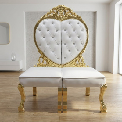 Silla del trono Chesterfield real de terciopelo de amor con corazón en estilo antiguo.