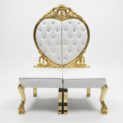 Silla del trono Chesterfield real de terciopelo de amor con corazón en estilo antiguo.