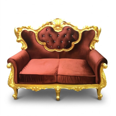 Sofá de 2 plazas elegante con una combinación de colores brillante de rojo noble y tono dorado brillante en estilo barroco.