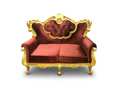 Sofá de 2 plazas elegante con una combinación de colores brillante de rojo noble y tono dorado brillante en estilo barroco.