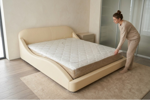 Nueva, moderna y cómoda cama para el dormitorio.
