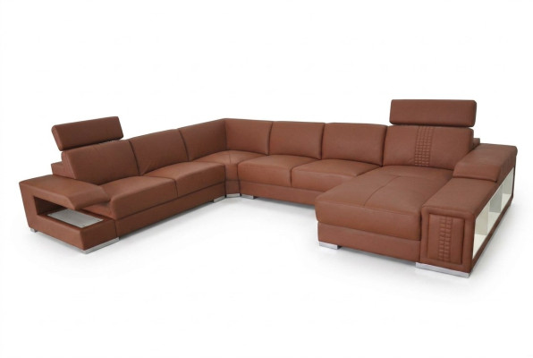 Ambiente de vida con un sofá de diseño en forma de U.