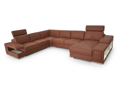 Ambiente de vida con un sofá de diseño en forma de U.