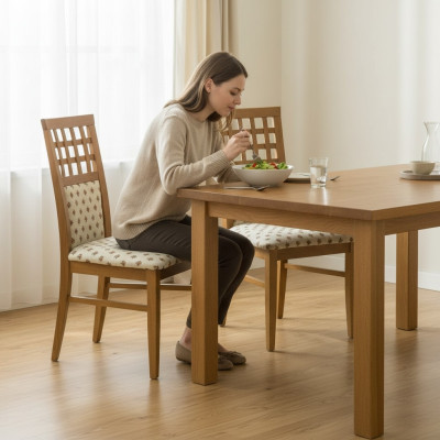 Conjunto de 4 sillas de diseñador de cuero con respaldo acolchado para comedor o restaurante de madera.