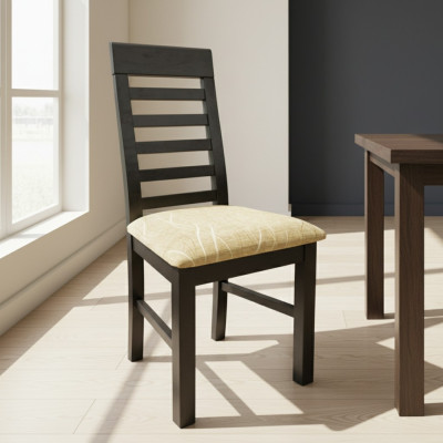 Conjunto de 4 sillas de diseñador de madera con tapizado textil para comedor gastronómico.