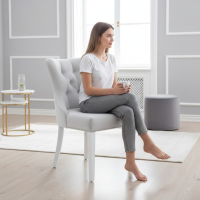 Grupo de asientos Chesterfield gris. Sillas tapizadas de comedor modernas. Asiento de lujo.