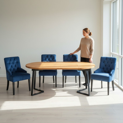 Mesa redonda de madera con diseño. Incluye 4 sillas de comedor Chesterfield azules. Set de 5 piezas.