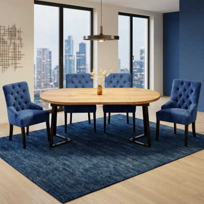 Mesa redonda de madera con diseño. Incluye 4 sillas de comedor Chesterfield azules. Set de 5 piezas.