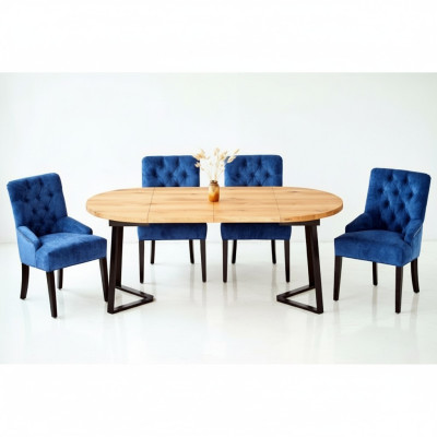 Mesa redonda de madera con diseño. Incluye 4 sillas de comedor Chesterfield azules. Set de 5 piezas.