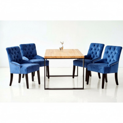 Moderno conjunto de comedor, mesa de madera de diseñador con sillas Chesterfield azules.