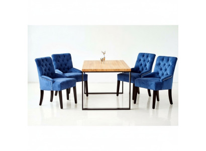 Moderno conjunto de comedor, mesa de madera de diseñador con sillas Chesterfield azules.
