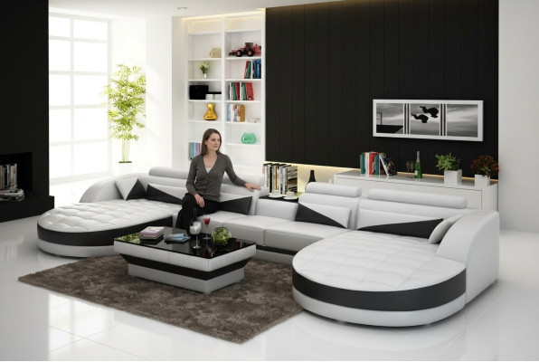 Moderno sofá seccional en forma de U para una sala de estar elegante.