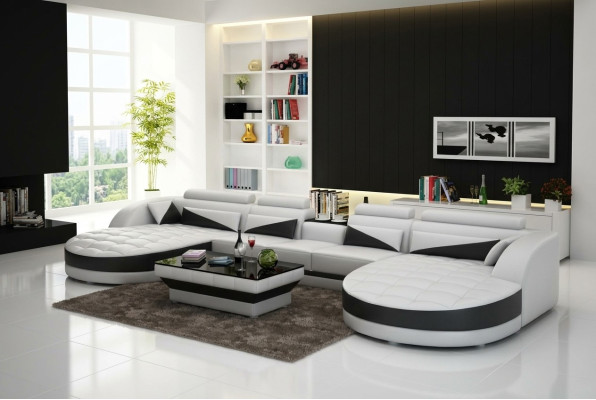 Moderno sofá seccional en forma de U para una sala de estar elegante.