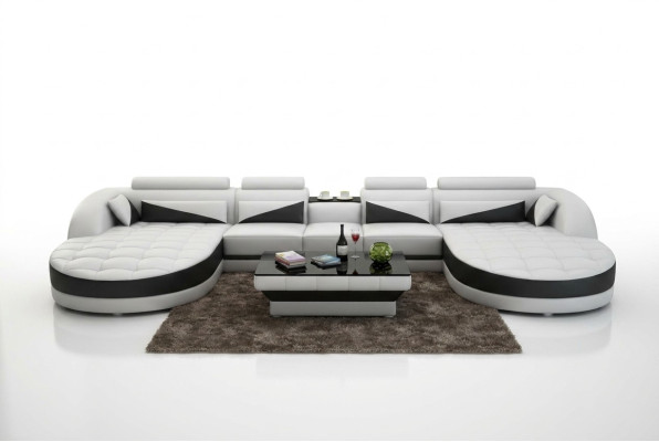 Moderno sofá seccional en forma de U para una sala de estar elegante.