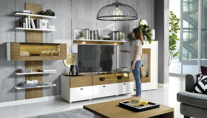 Conjunto de muebles modernos para la sala de estar en estilo barroco: vitrinas, estantes y armarios.