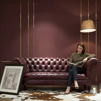 Sofá Chesterfield de tres plazas, tapizado en marrón. Sofa de lujo.