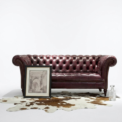 Sofá Chesterfield de tres plazas, tapizado en marrón. Sofa de lujo.