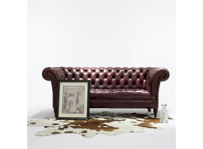 Sofá Chesterfield de tres plazas, tapizado en marrón. Sofa de lujo.