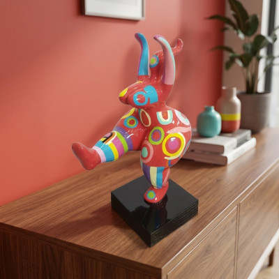 Arte abstracto del diseñador. Estatua de figura linda. Esculturas pintadas coloridas.