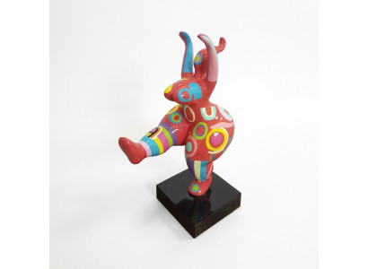 Arte abstracto del diseñador. Estatua de figura linda. Esculturas pintadas coloridas.