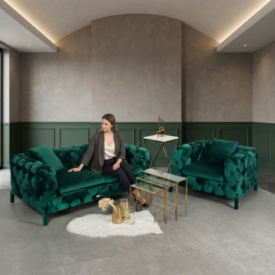 Sofá Chesterfield verde de 3 plazas más 1 de tela con juego de cojines y tapicería.