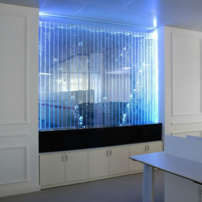 Panel de pared con burbujas de agua, fuente de agua LED, decorativa pared de agua diseñada.
