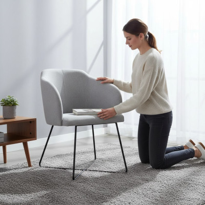Conjunto de 8 sillas de respaldo modernas tapizadas en verde con reposabrazos.