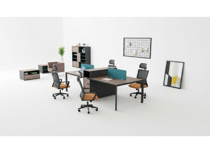 Escritorio con estación de trabajo, mesa para cuatro puestos de trabajo de madera en la oficina.