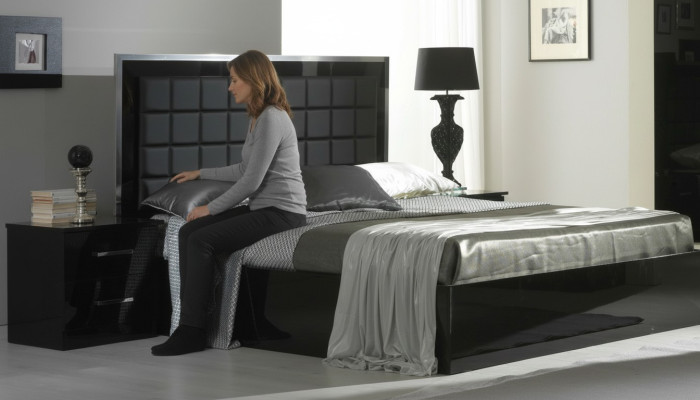 Conjunto de 3 piezas de muebles para dormitorio: cama de hotel + 2 mesitas de noche en alto brillo, camas italianas.