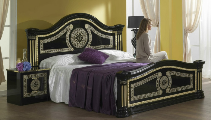 Cama acolchada de diseño de lujo de madera doble de hotel para dormitorio de matrimonio con textil dorado.