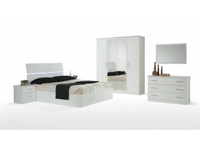 Clásica habitación cama doble del hotel, camas de tela tapizadas hechas en Italia.