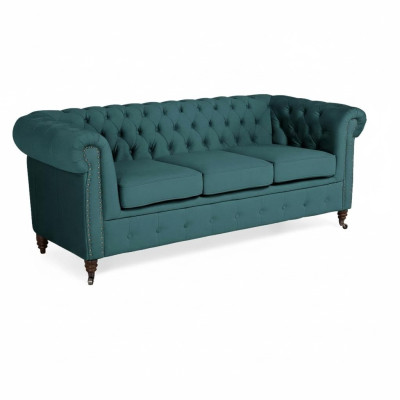 Clásico sofá de tres plazas Chesterfield de tela con diseño elegante.