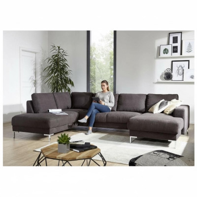 Conjunto de sofás en forma de U con asientos acolchados modernos.