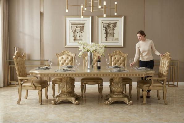 Ambiente completo de comedor beige. Mesa de comedor de diseñador con sillas.