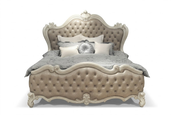 Lujo. Dormitorio clásico de 4 piezas. Cama, mesitas de noche, armario.