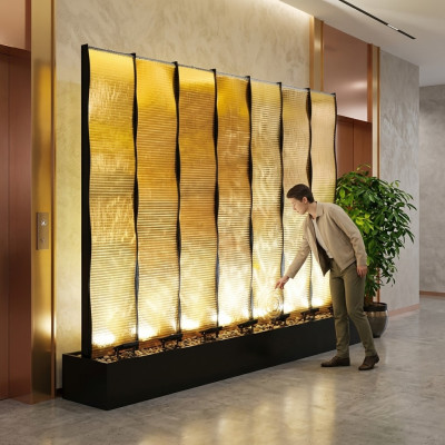 Pared de agua grande decorativa de acero inoxidable con iluminación LED, fabricada a medida.