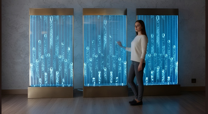 Pared de agua moderna con iluminación LED.