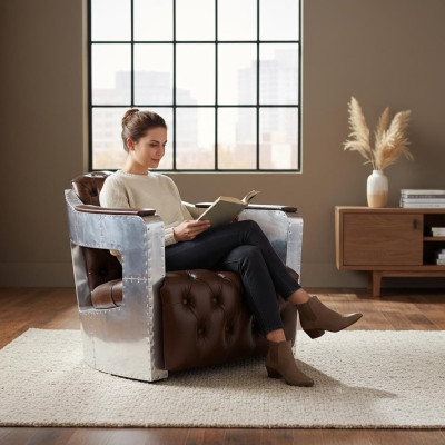 Hermosa silla de orejas vintage Chesterfield de aviador de club.