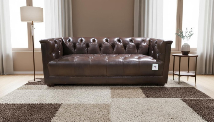 Sofá de 3 plazas Chesterfield de estilo vintage, color marrón envejecido de cuero desgastado.