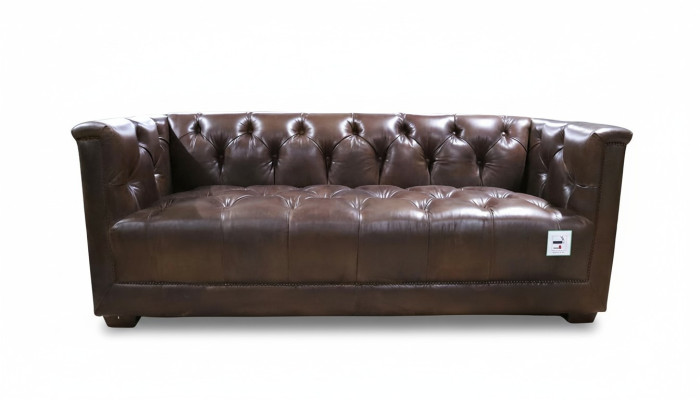 Sofá de 3 plazas Chesterfield de estilo vintage, color marrón envejecido de cuero desgastado.