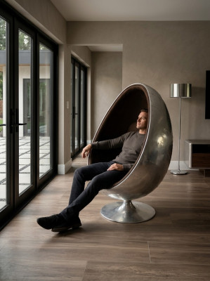 Diseño de sillón retro lounge de huevo plateado giratorio, aviador del espacio.