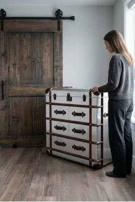 Cómoda de aluminio estilo vintage, aparador de maletas de aviador, muebles de diseñador.